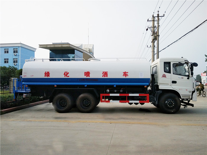 22吨 东风御龙后双桥洒水车